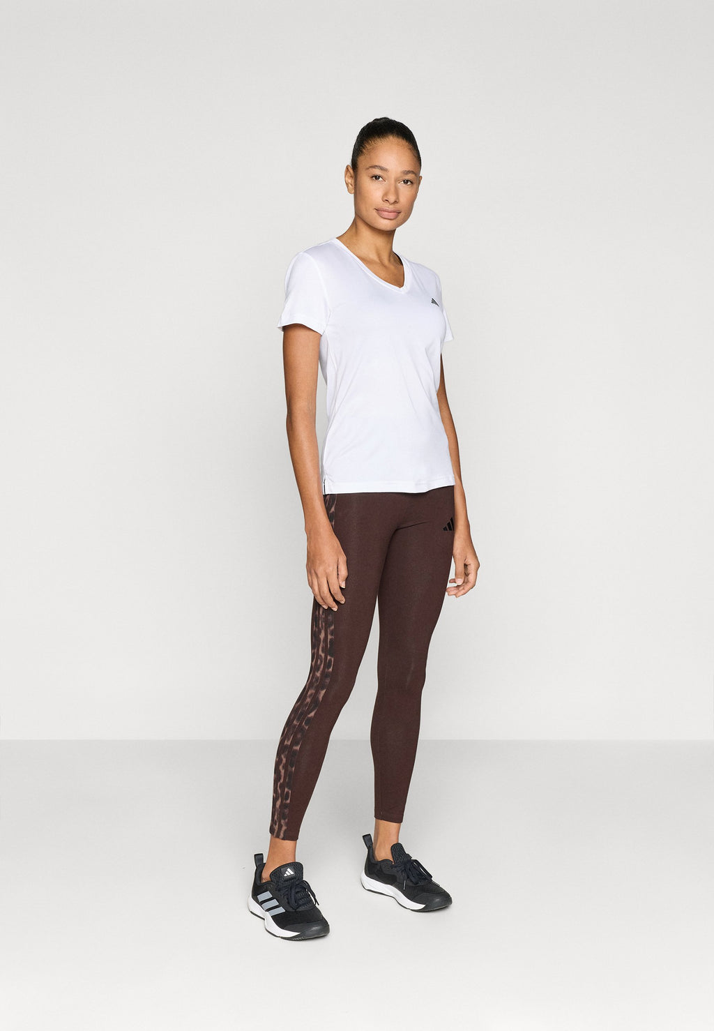 TEE-SHIRT DE SPORT COL EN V WORKOUT ESSENTIALS - Tee-shirt de sport - white