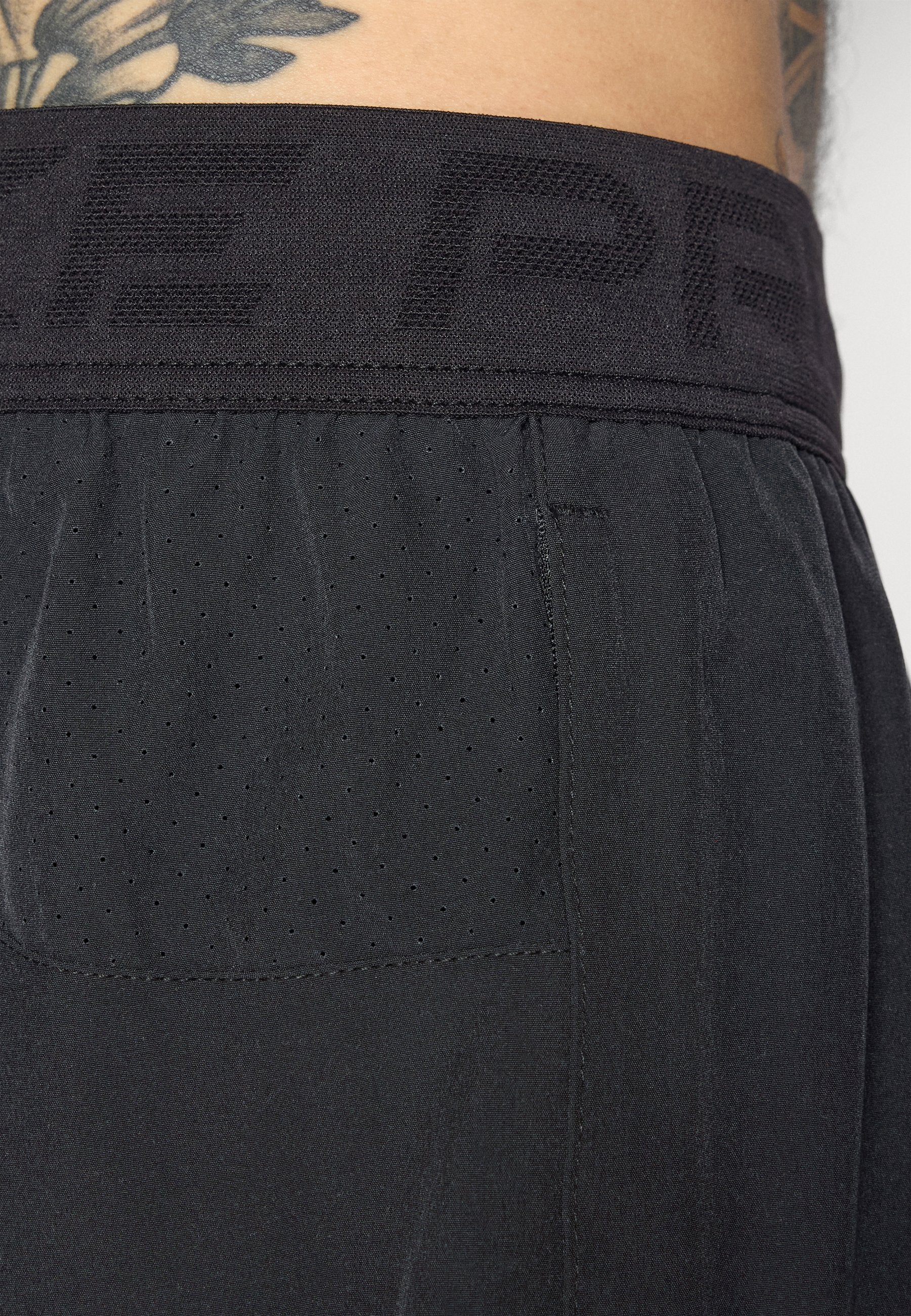 SHORT - Sports shorts - black/white