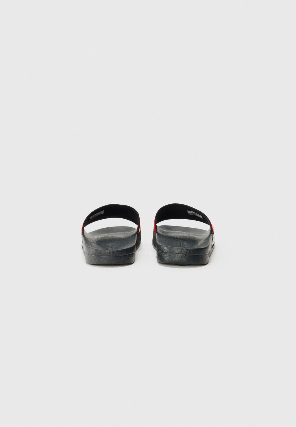 ADILETTE MANCHESTER UNITED UNISEX - نعال حمام - أسود أساسي/أحمر/أبيض