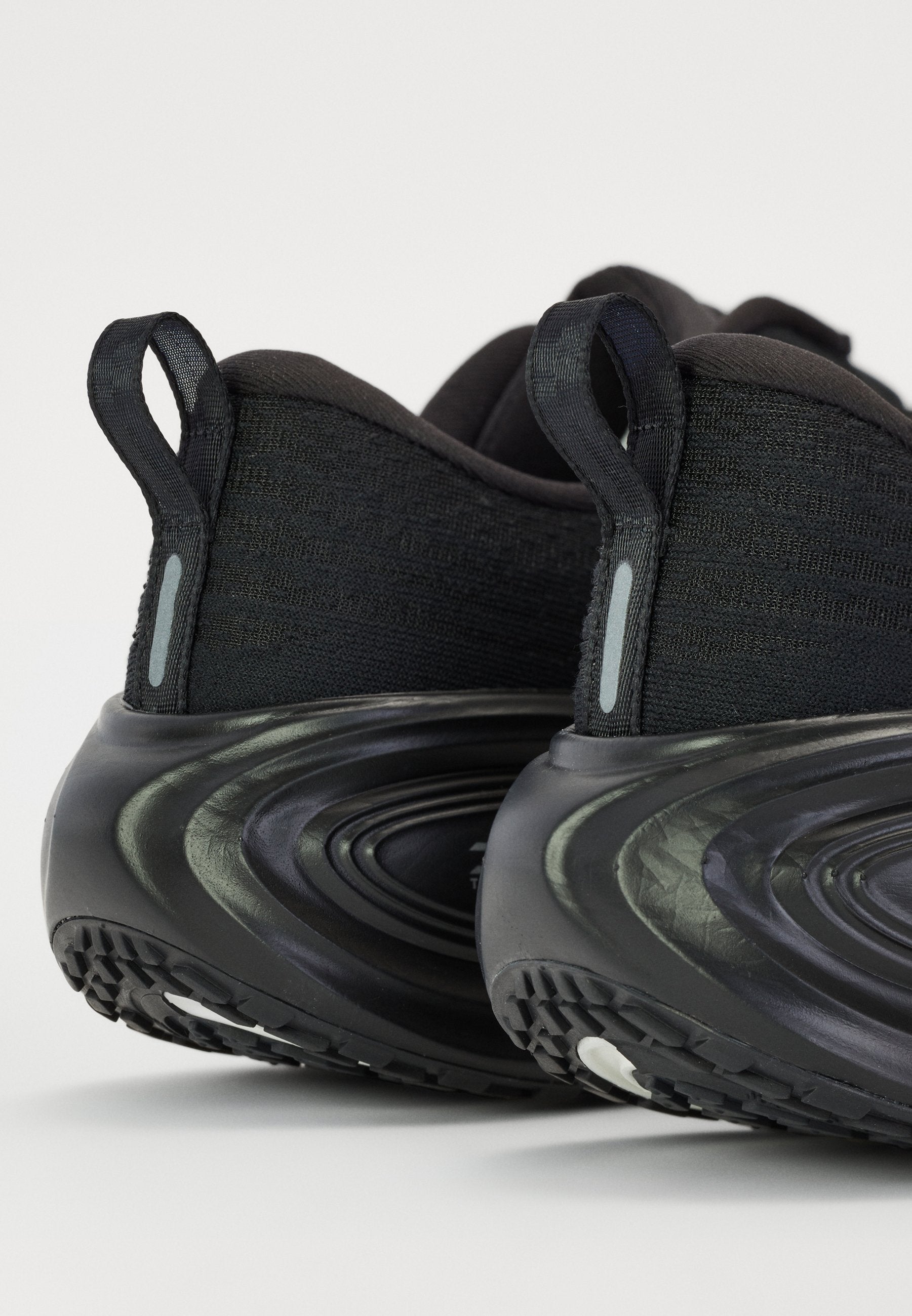 VOMERO PLUS - Road running shoes - black/dark smoke grey/metallic dark grey/cool grey