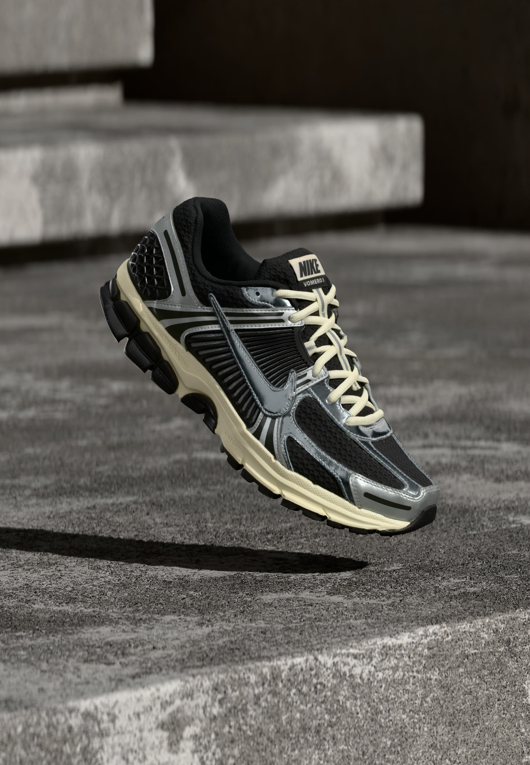 ZOOM VOMERO 5 SE - Trainers - black/metallic silver-coloured/coconut milk/white