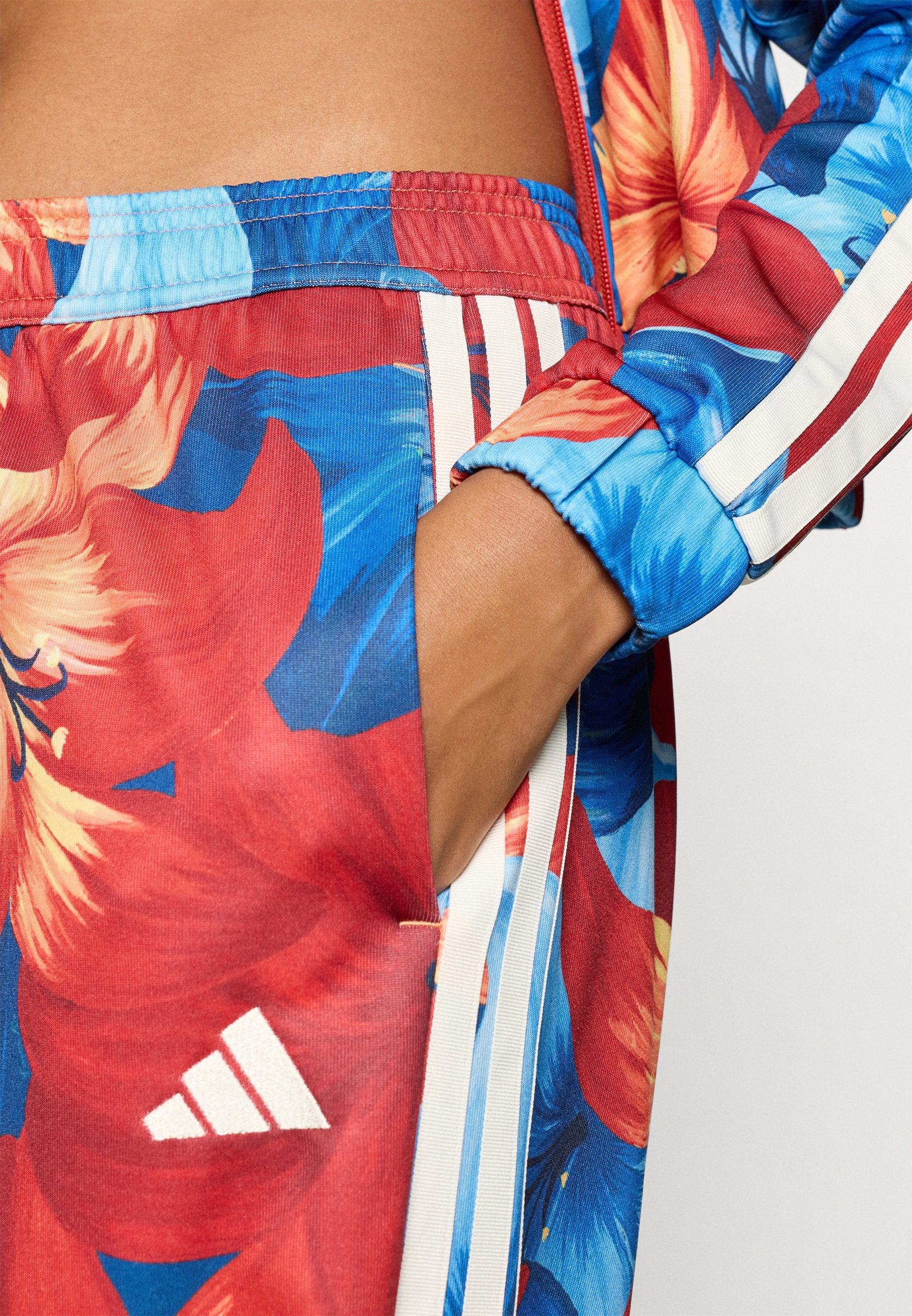 ADIDAS X FARM RIO HOUSE OF TIRO TRACK - بنطلونات رياضية - أزرق فاتح/أحمر لمسي/كريم أبيض