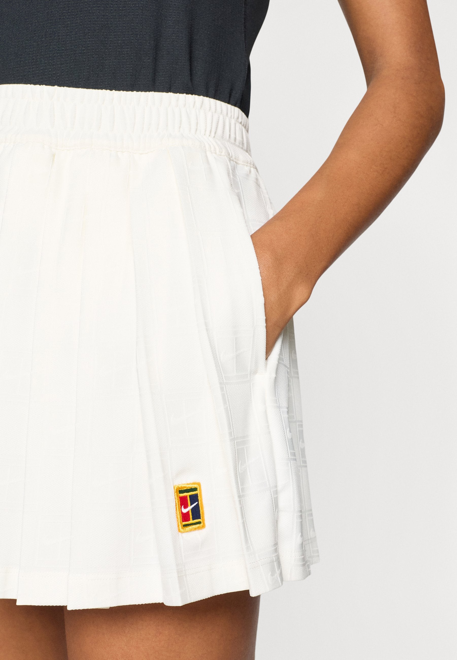 NIKECOURT SHORT HERITAGE - Sports shorts - sail