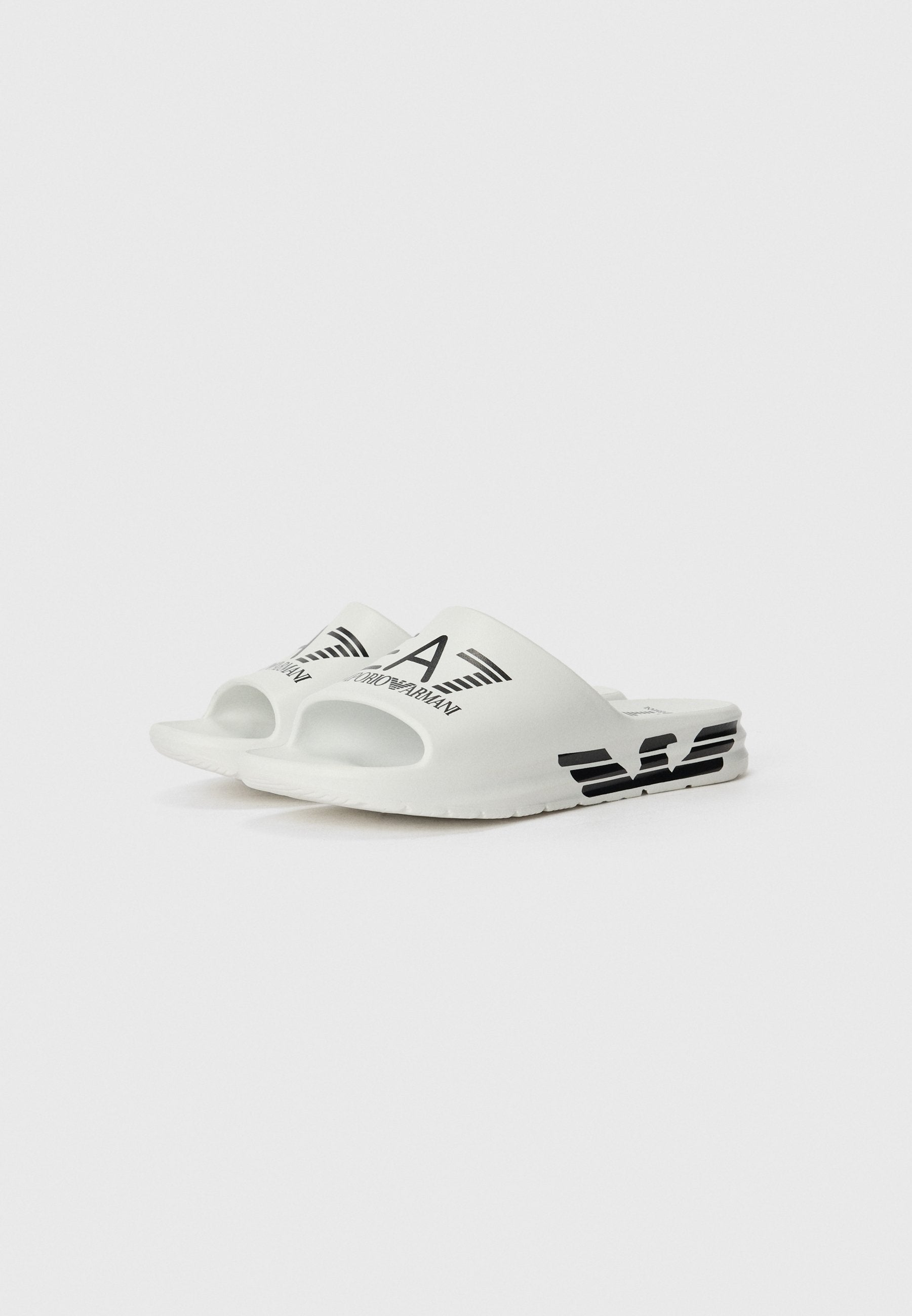 CRUSHER DISTANCE - Slippers - white/black