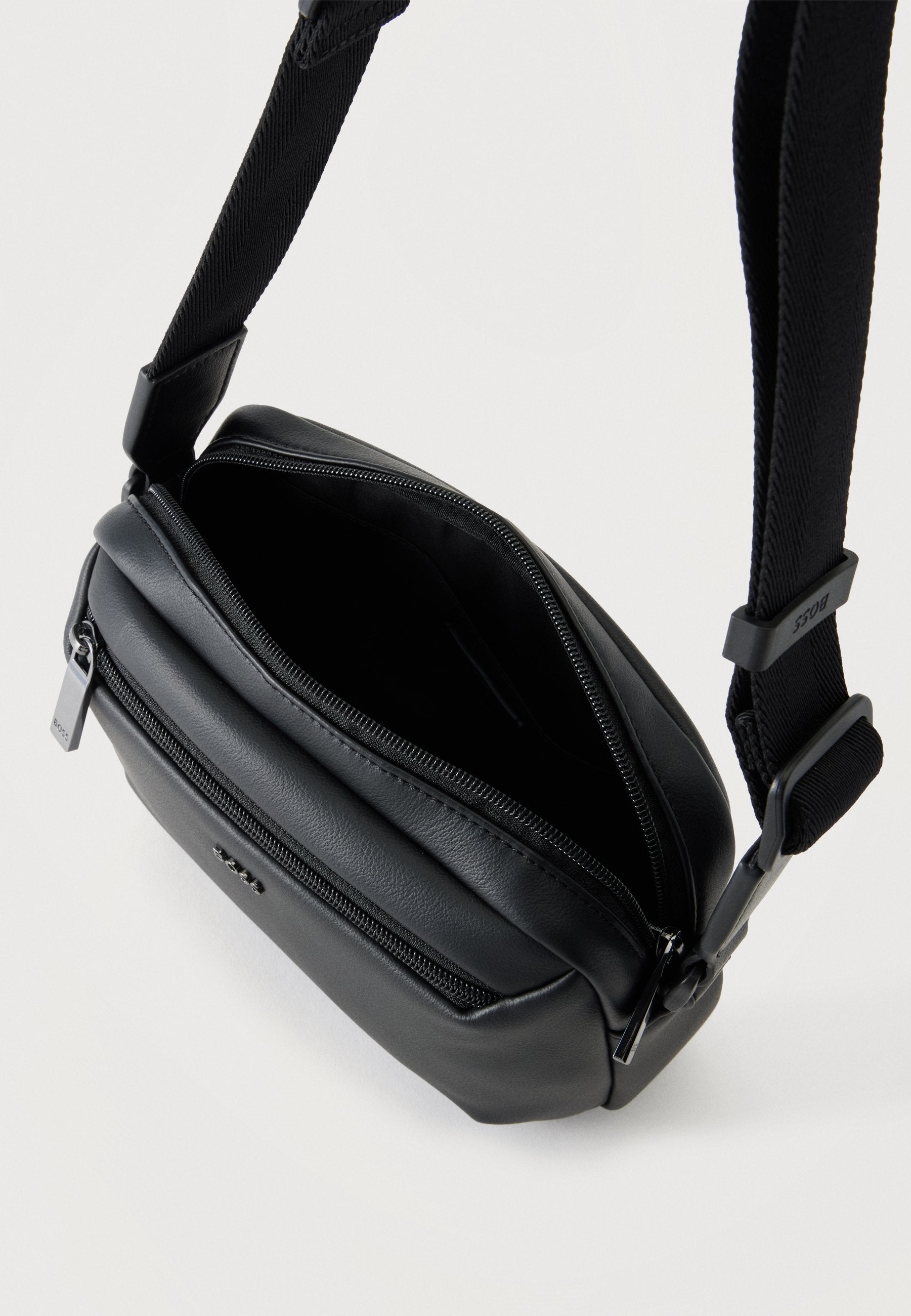 Cross body bag - black