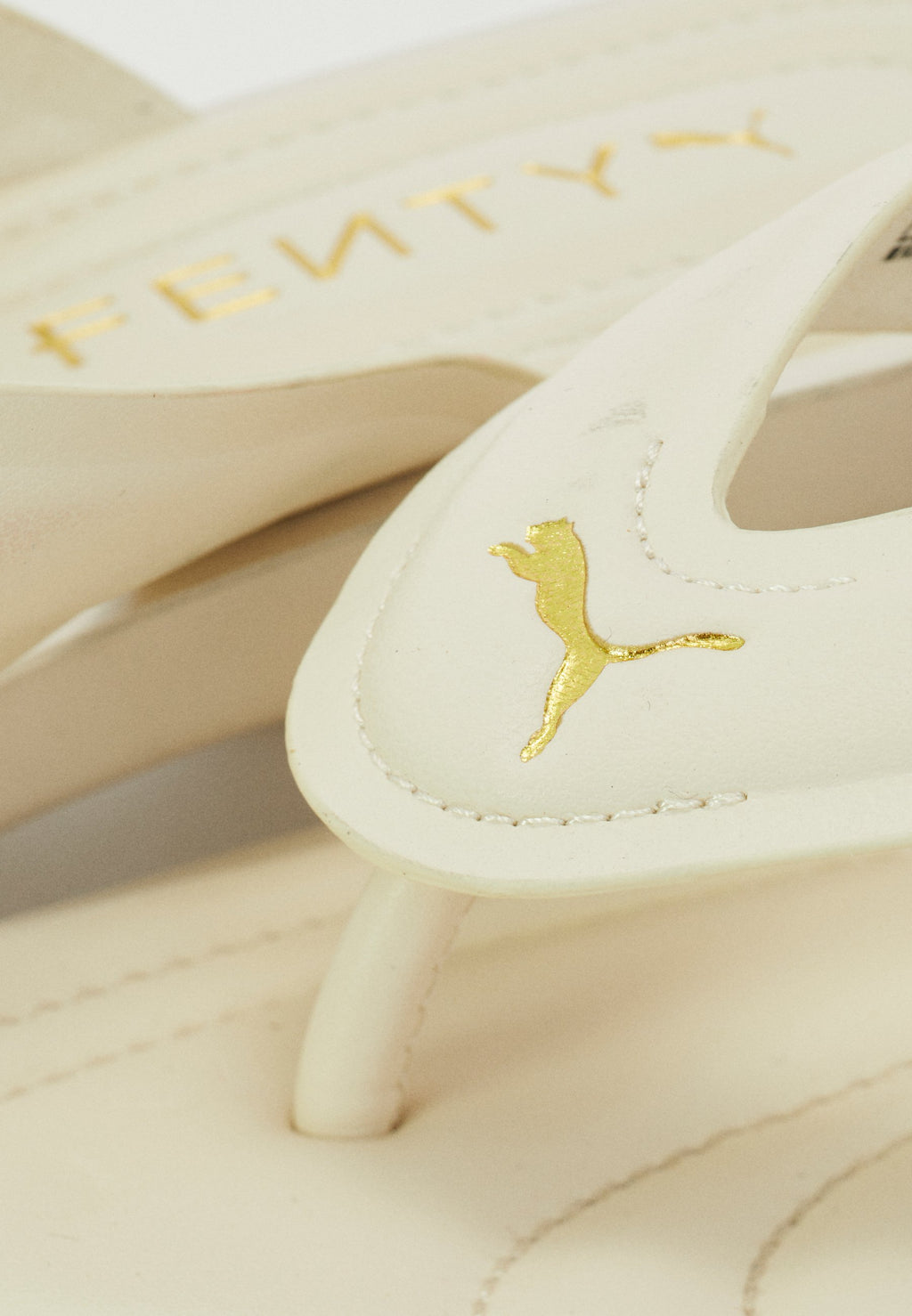 CAT CLEAT L - Claquettes de piscine - blanc alpin/couleur or