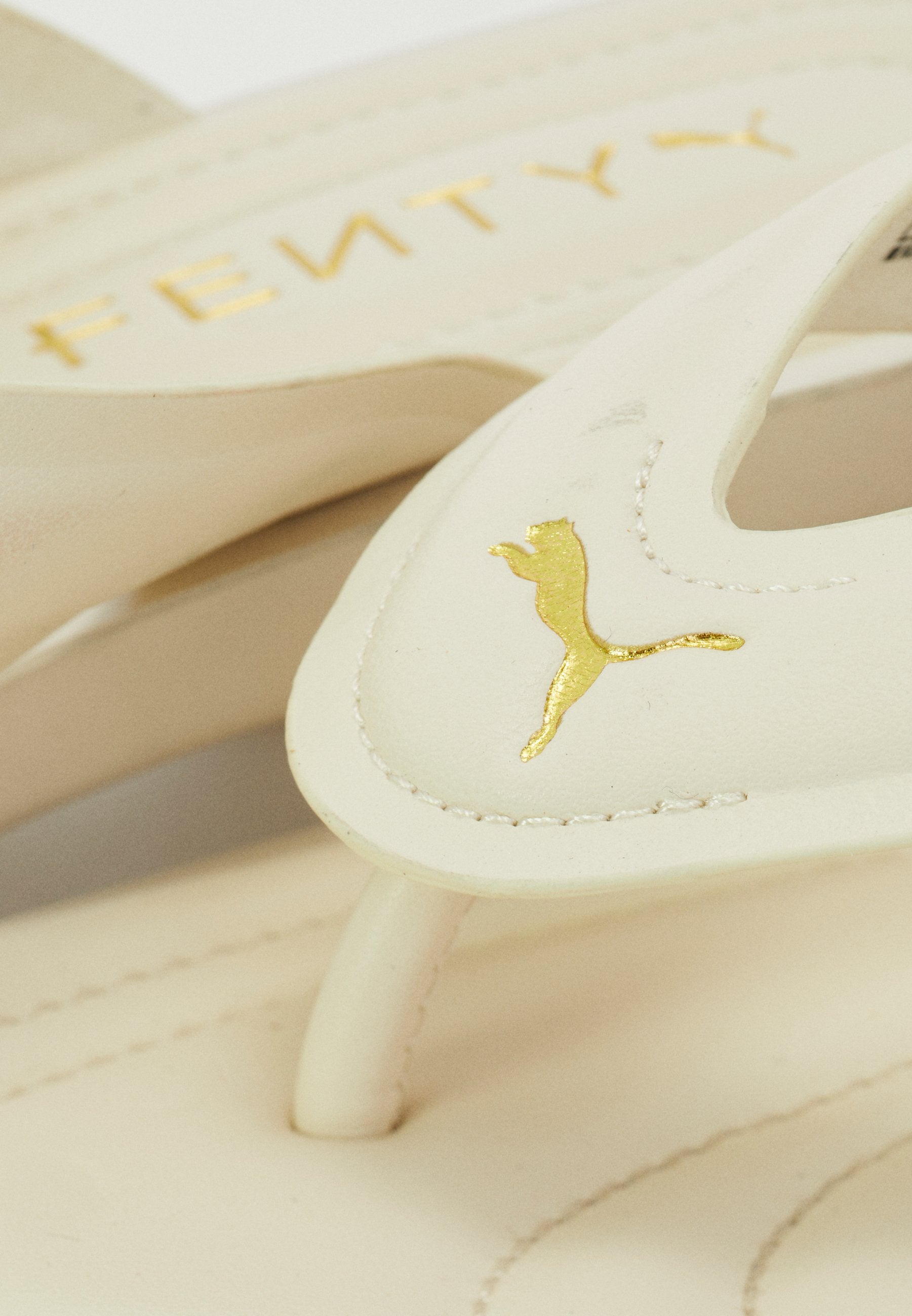 CAT CLEAT L - Claquettes de piscine - blanc alpin/couleur or