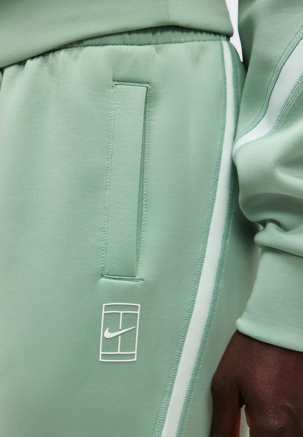 NIKECOURT ADVANTAGE - Tracksuit bottoms - steam/white
