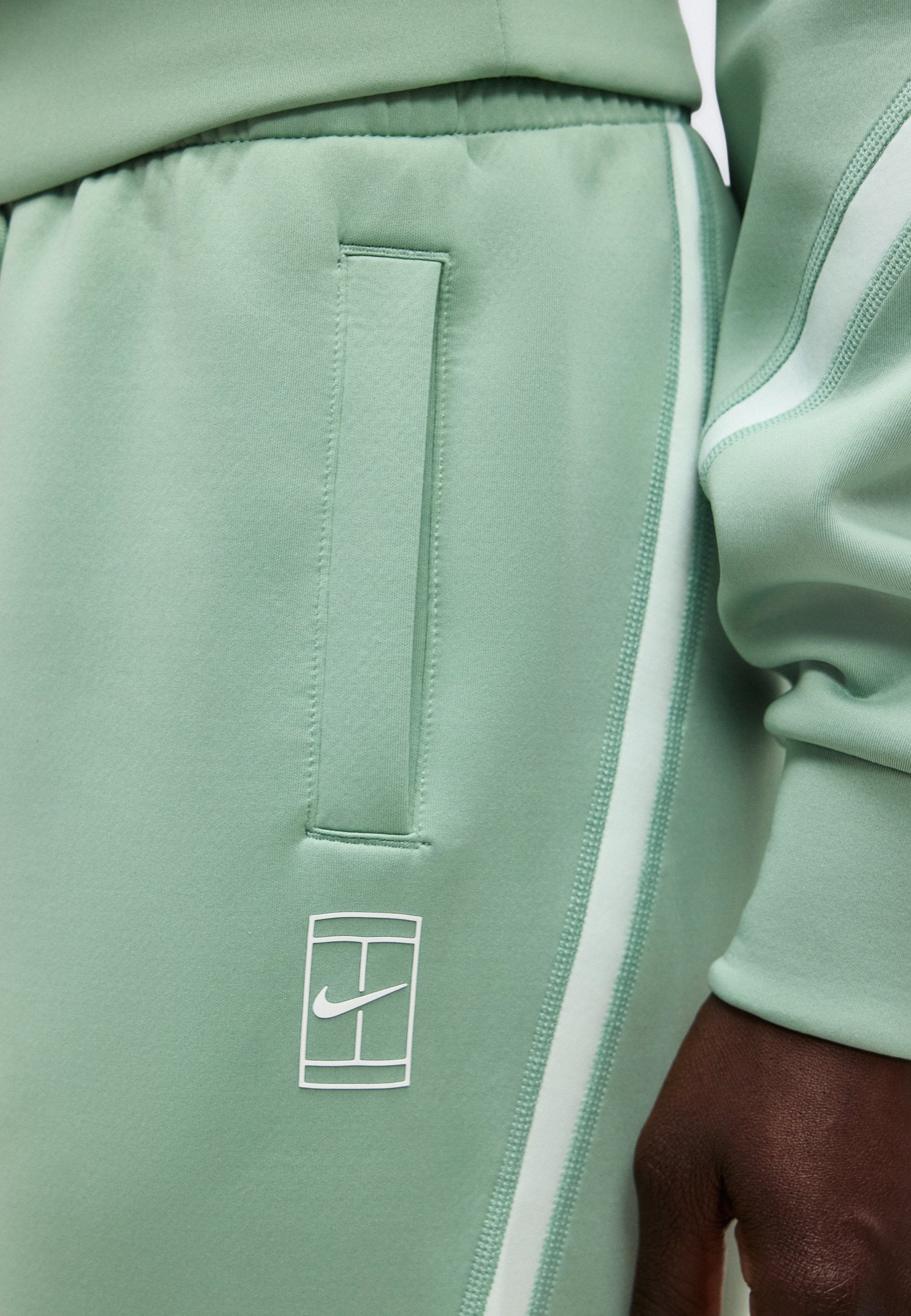 NIKECOURT ADVANTAGE - Tracksuit bottoms - steam/white