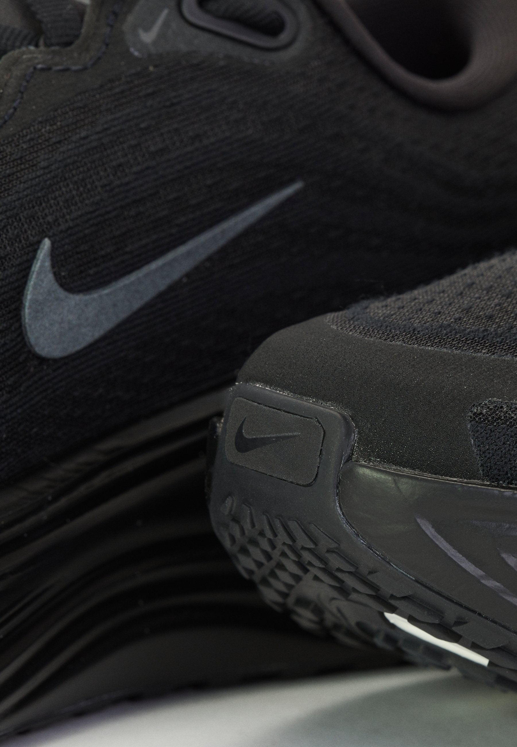 VOMERO PLUS - Road running shoes - black/dark smoke grey/metallic dark grey/cool grey