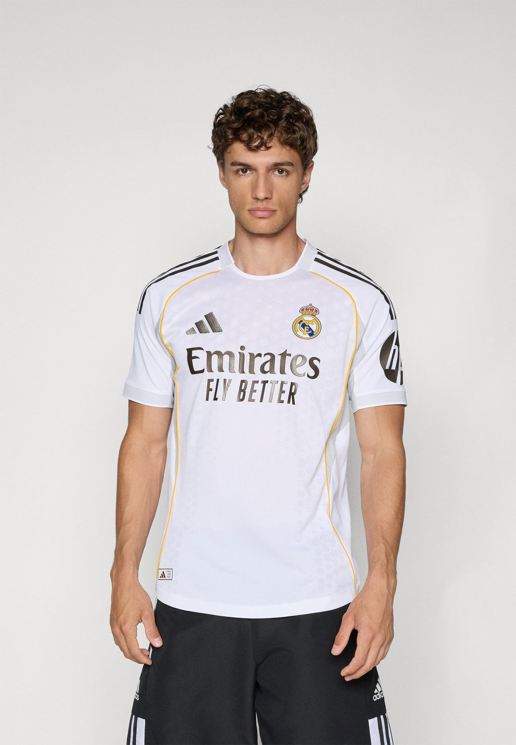 قميص ريال مدريد 25/26 المنزل الأصلي - ملابس النادي - أبيض