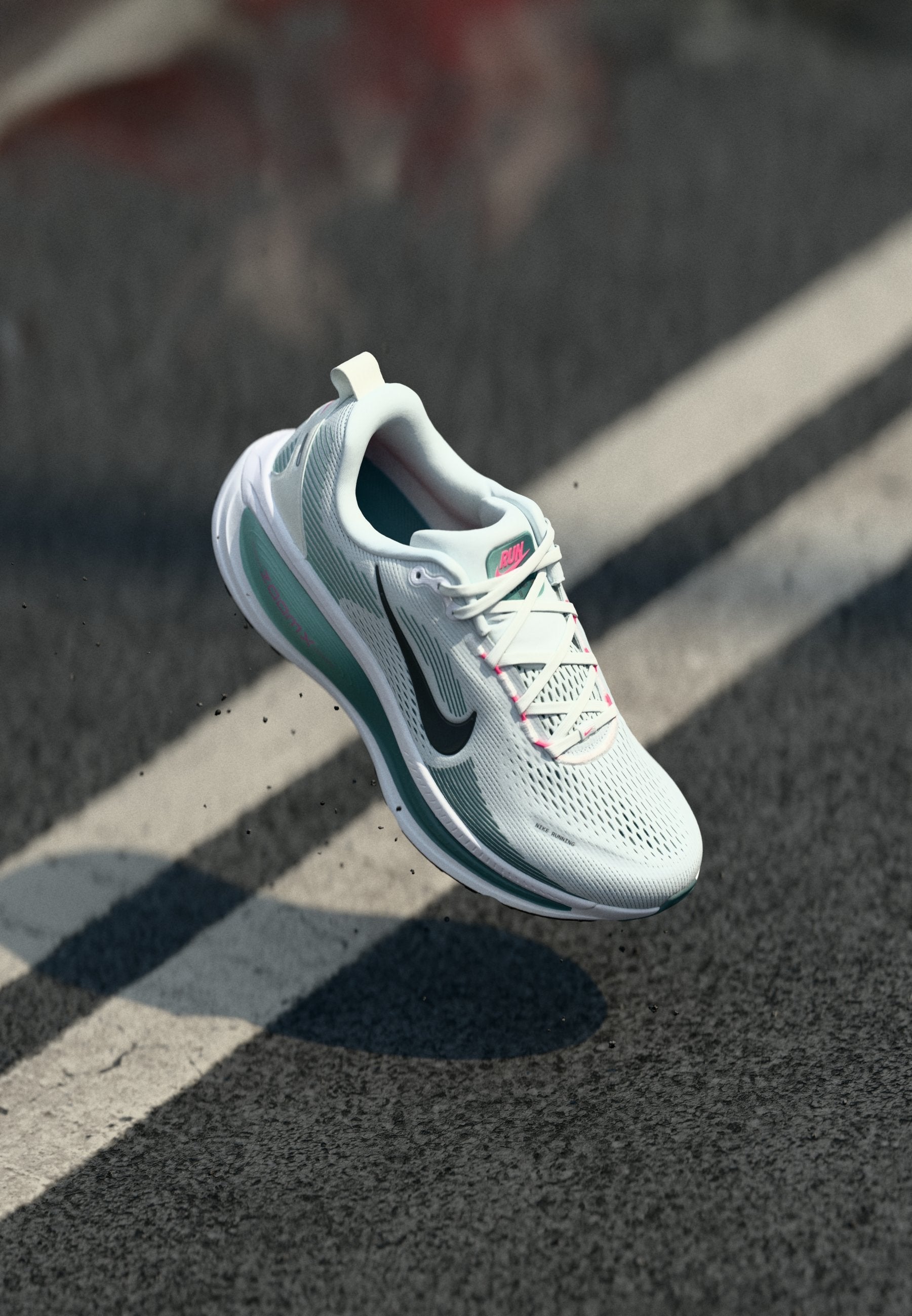 VOMERO UNISEX - Chaussures de running sur route - blanc/noir/ardoise minérale/minéral/rose vif