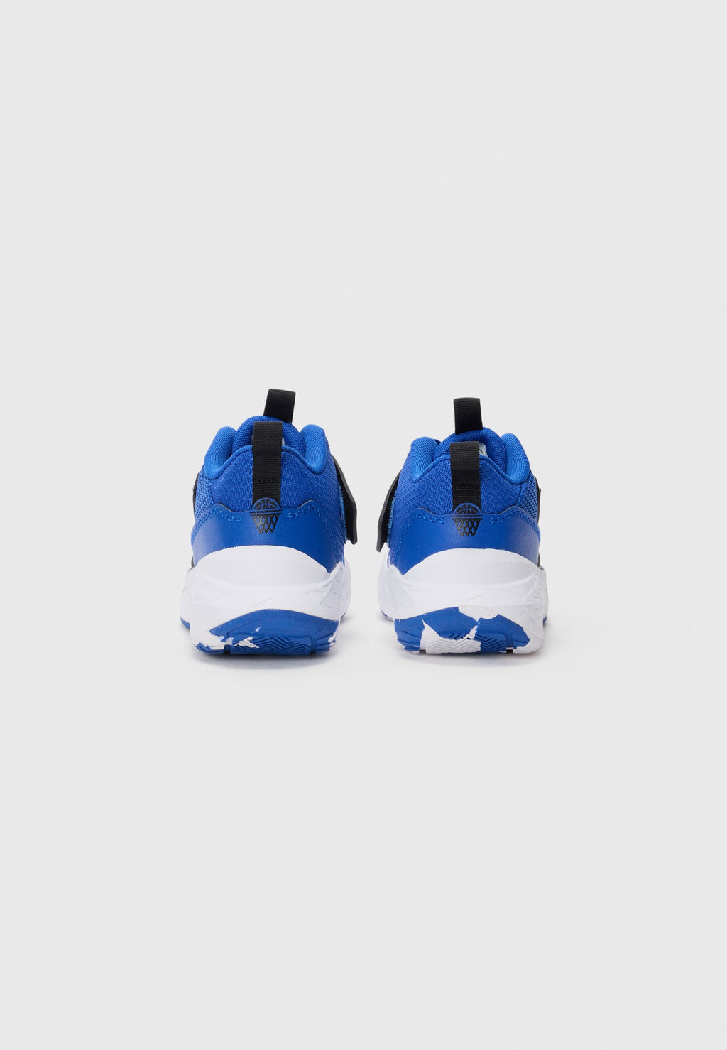 TEAM HUSTLE UNISEX - Basketball shoes - game royal/white/black