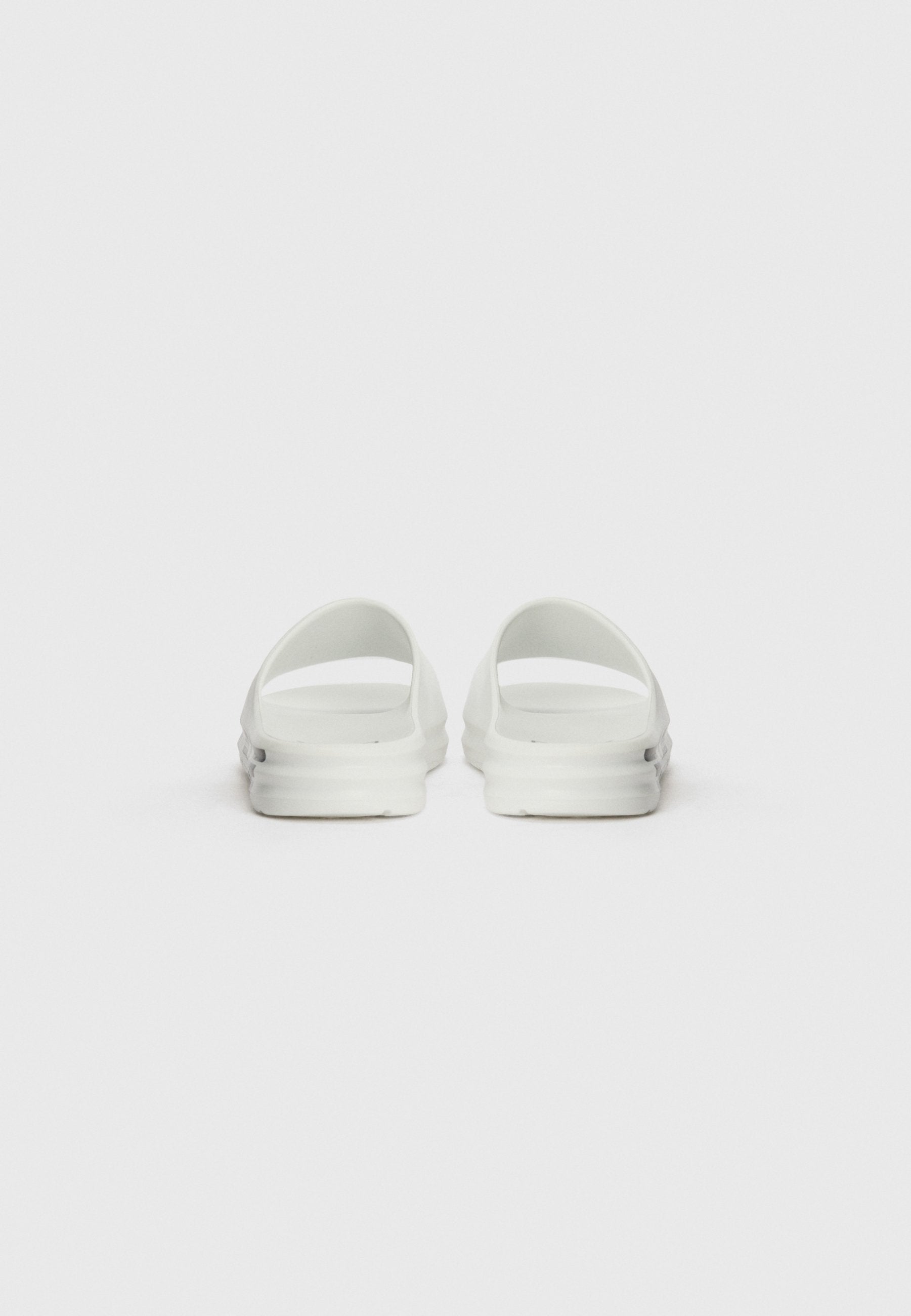 CRUSHER DISTANCE - Slippers - white/black