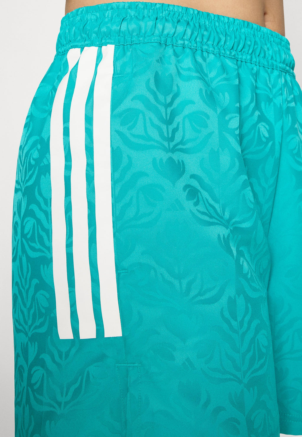 TIRO  - Sports shorts - pure teal/white