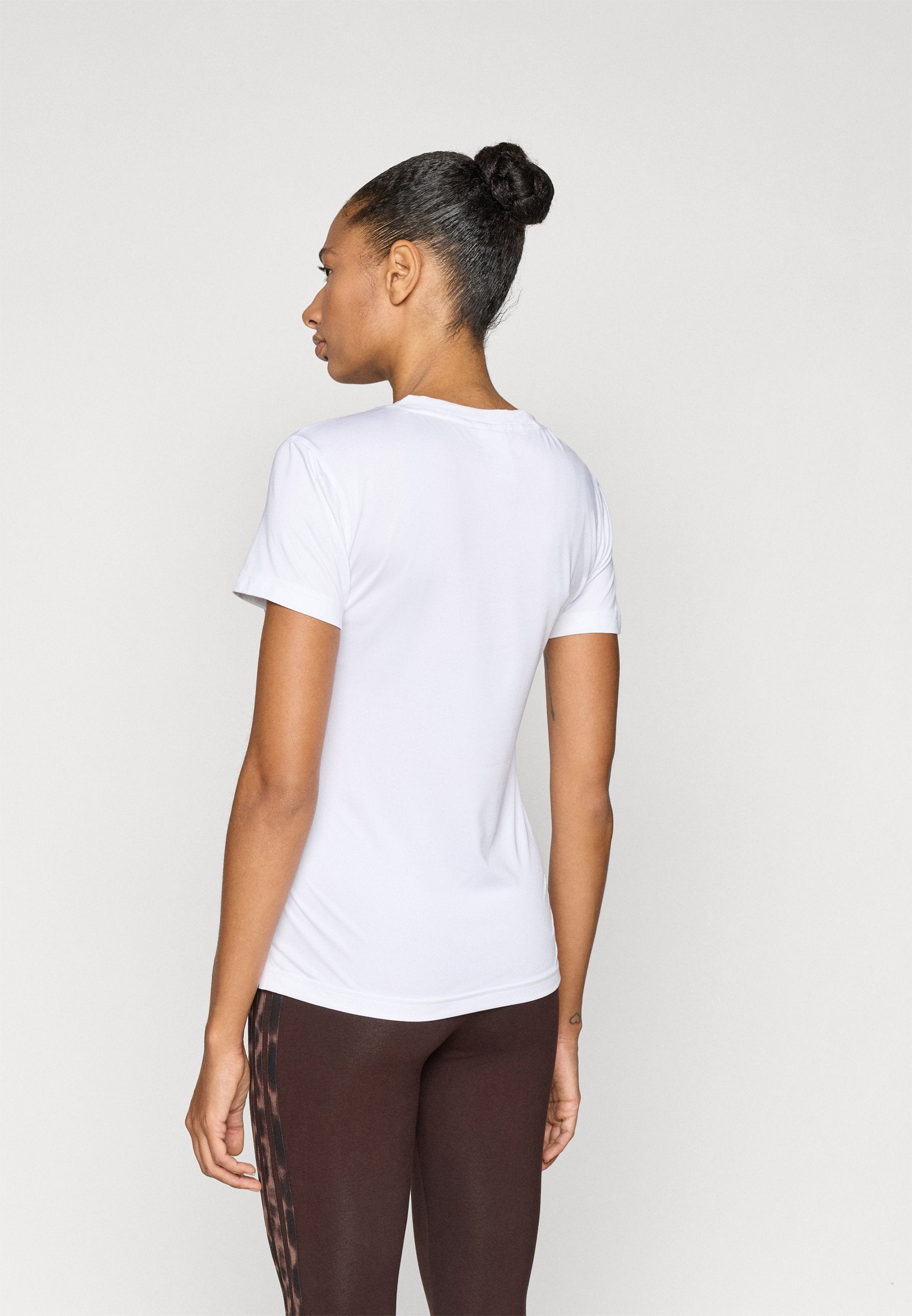 TEE-SHIRT DE SPORT COL EN V WORKOUT ESSENTIALS - Tee-shirt de sport - white
