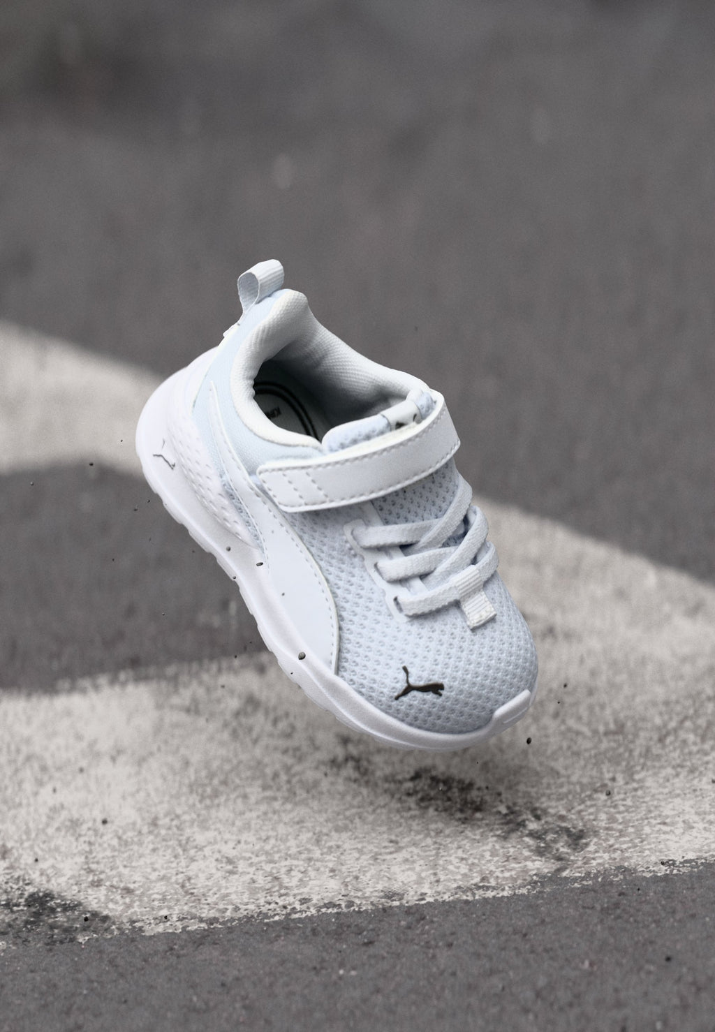 ANZARUN LITE UNISEX - Road running shoes - white