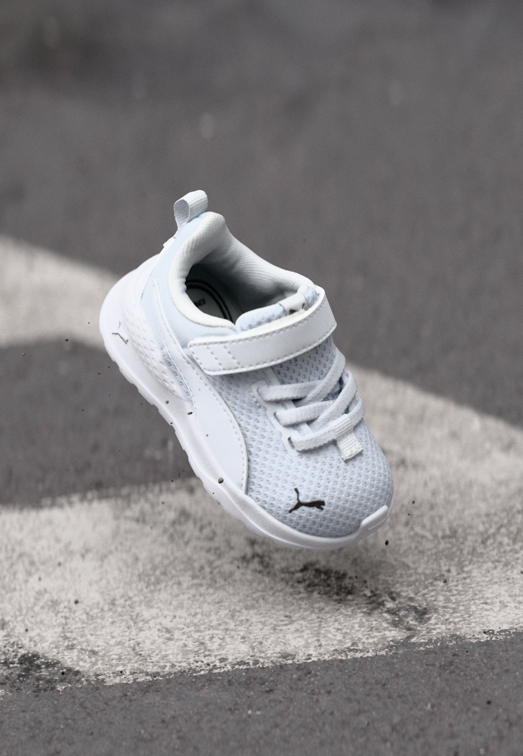 ANZARUN LITE UNISEX - Road running shoes - white