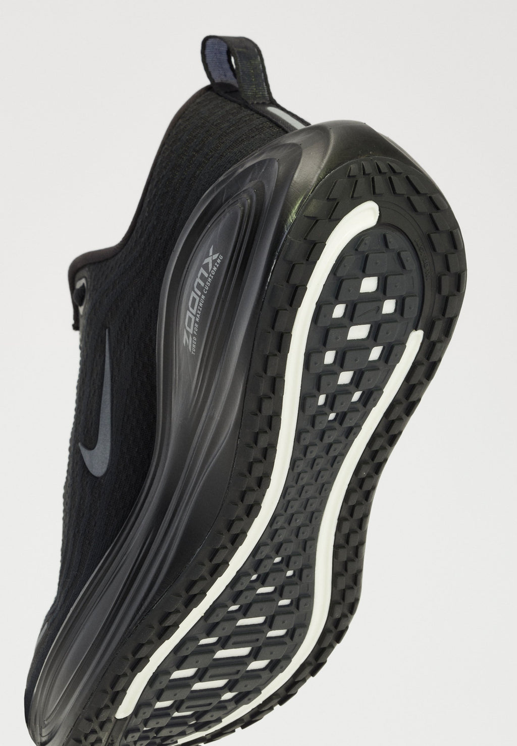 VOMERO PLUS - Road running shoes - black/dark smoke grey/metallic dark grey/cool grey