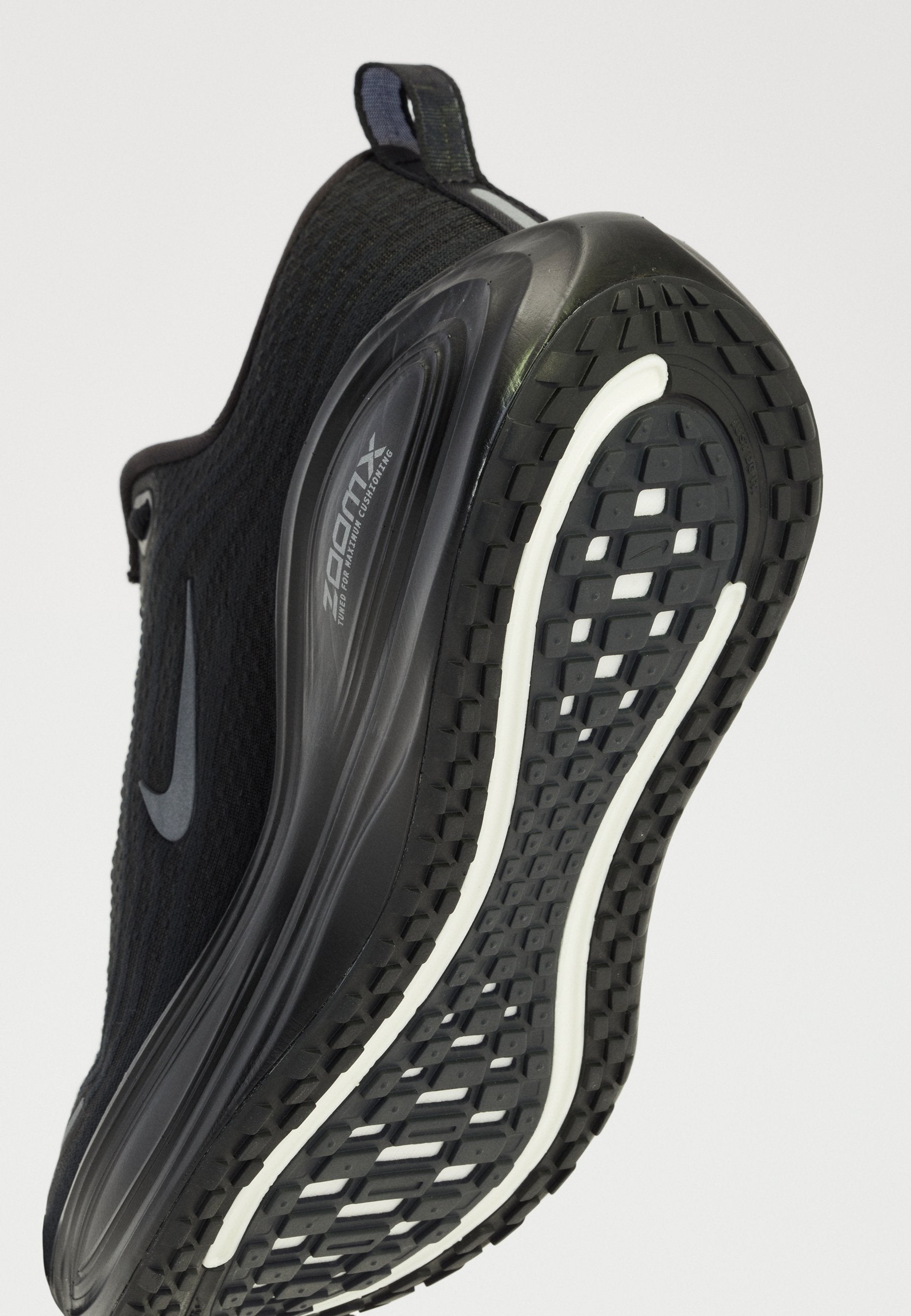 VOMERO PLUS - Road running shoes - black/dark smoke grey/metallic dark grey/cool grey