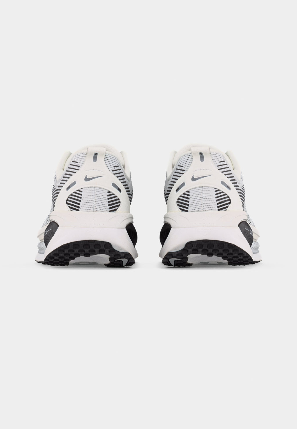 VOMERO 18 - Road running shoes - summit white/metallic silver-coloured/black/off white