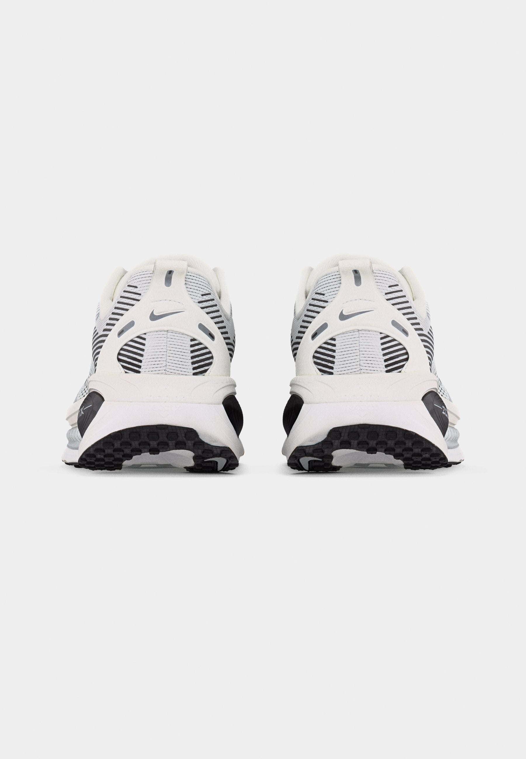 VOMERO 18 - Road running shoes - summit white/metallic silver-coloured/black/off white
