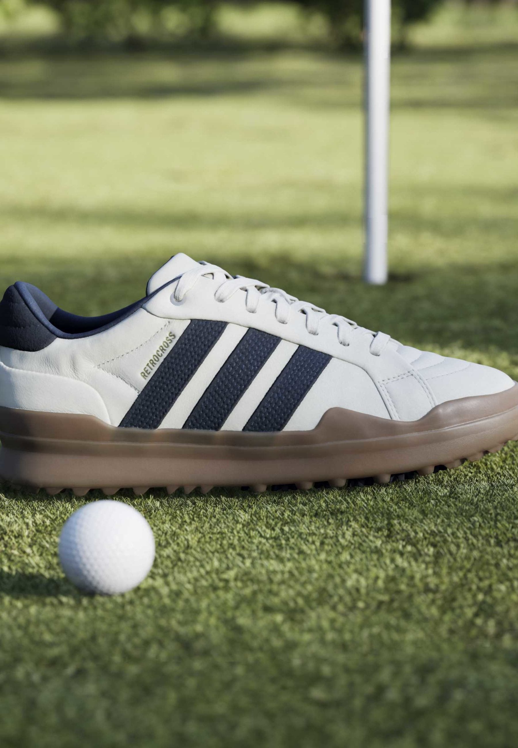 RETROCROSS GRIPMORE - Golf shoes (without spikes) - cwhite/conavy/gum