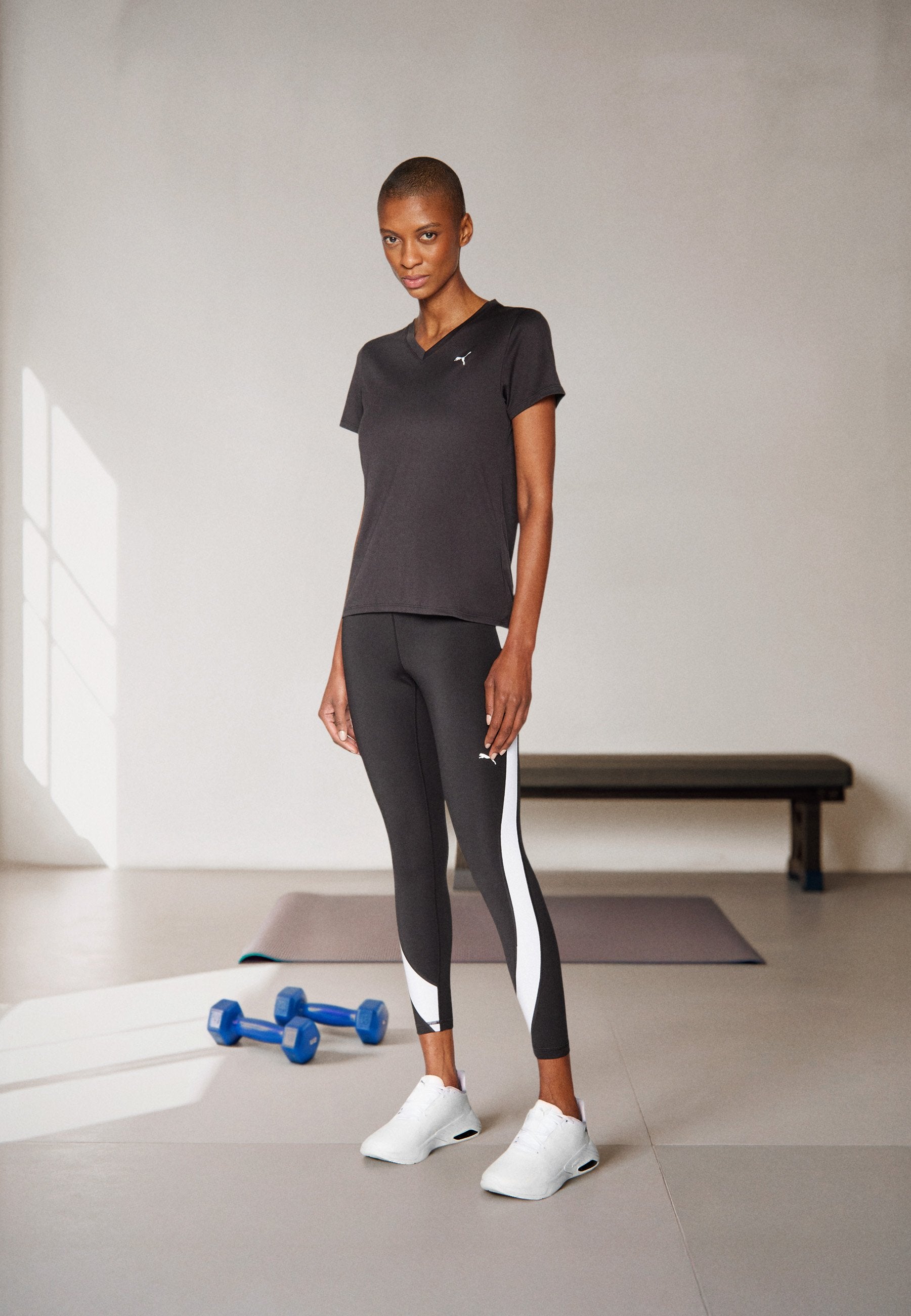 TAD ESSENTIAL V NECK TEE - T-shirt de sport - noir