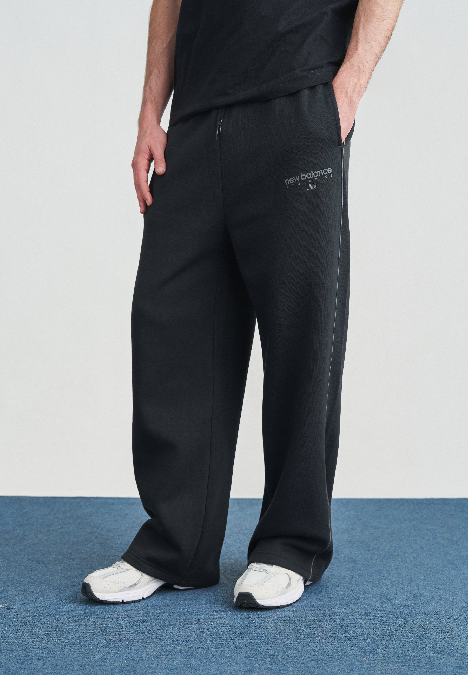 LINEAR GRAPHIC PANT - Tracksuit bottoms - black
