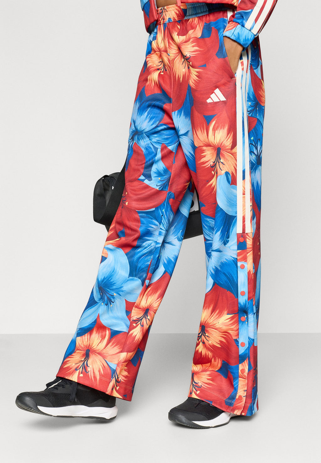 ADIDAS X FARM RIO HOUSE OF TIRO TRACK - بنطلونات رياضية - أزرق فاتح/أحمر لمسي/كريم أبيض