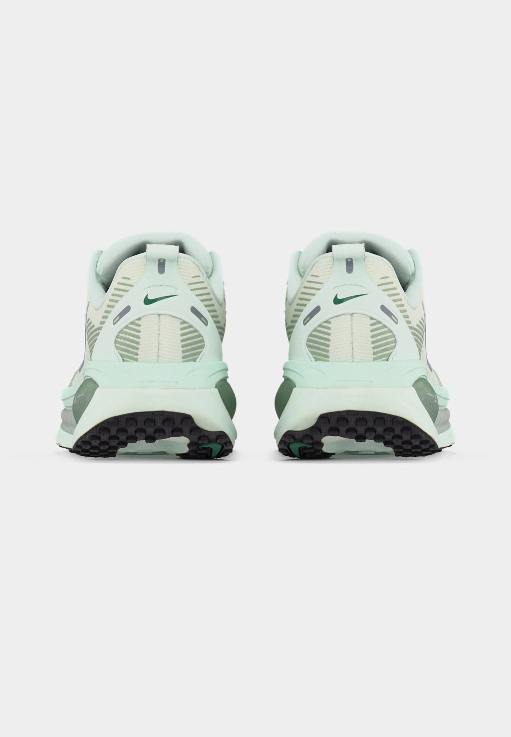 VOMERO 18 - Chaussures de running sur route - vert clair/argenté métallisé/vapeur