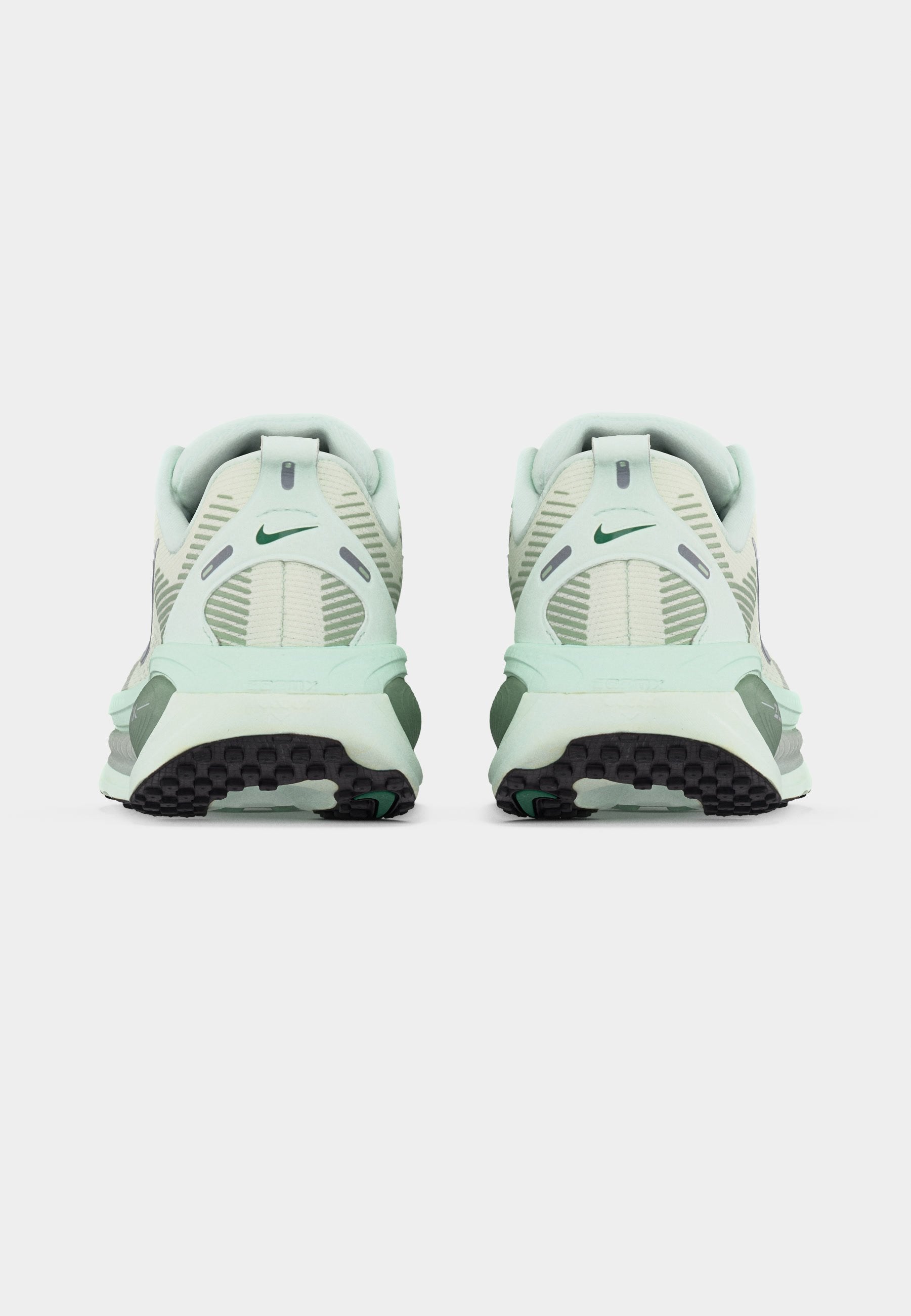 VOMERO 18 - Chaussures de running sur route - vert clair/argenté métallisé/vapeur