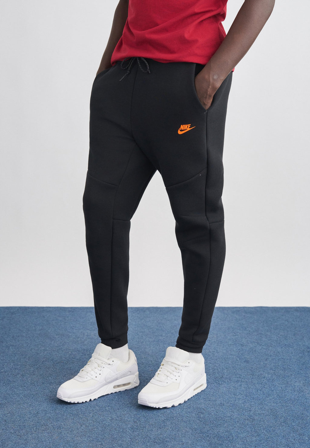 Tracksuit bottoms - black/hyper crimson