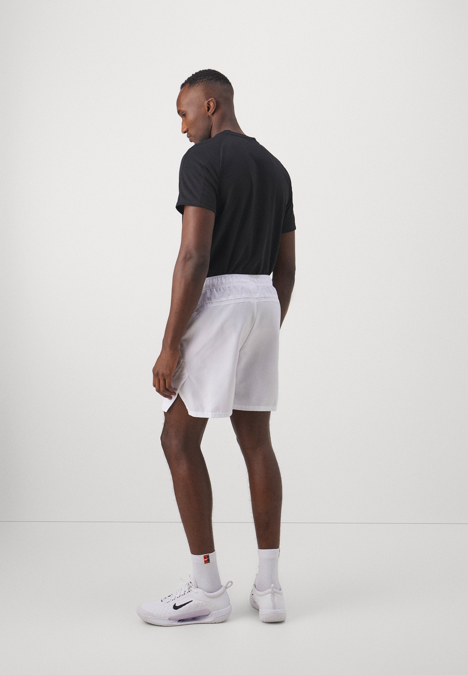 NIKECOURT VICTORY SHORT - Sports shorts - white/black