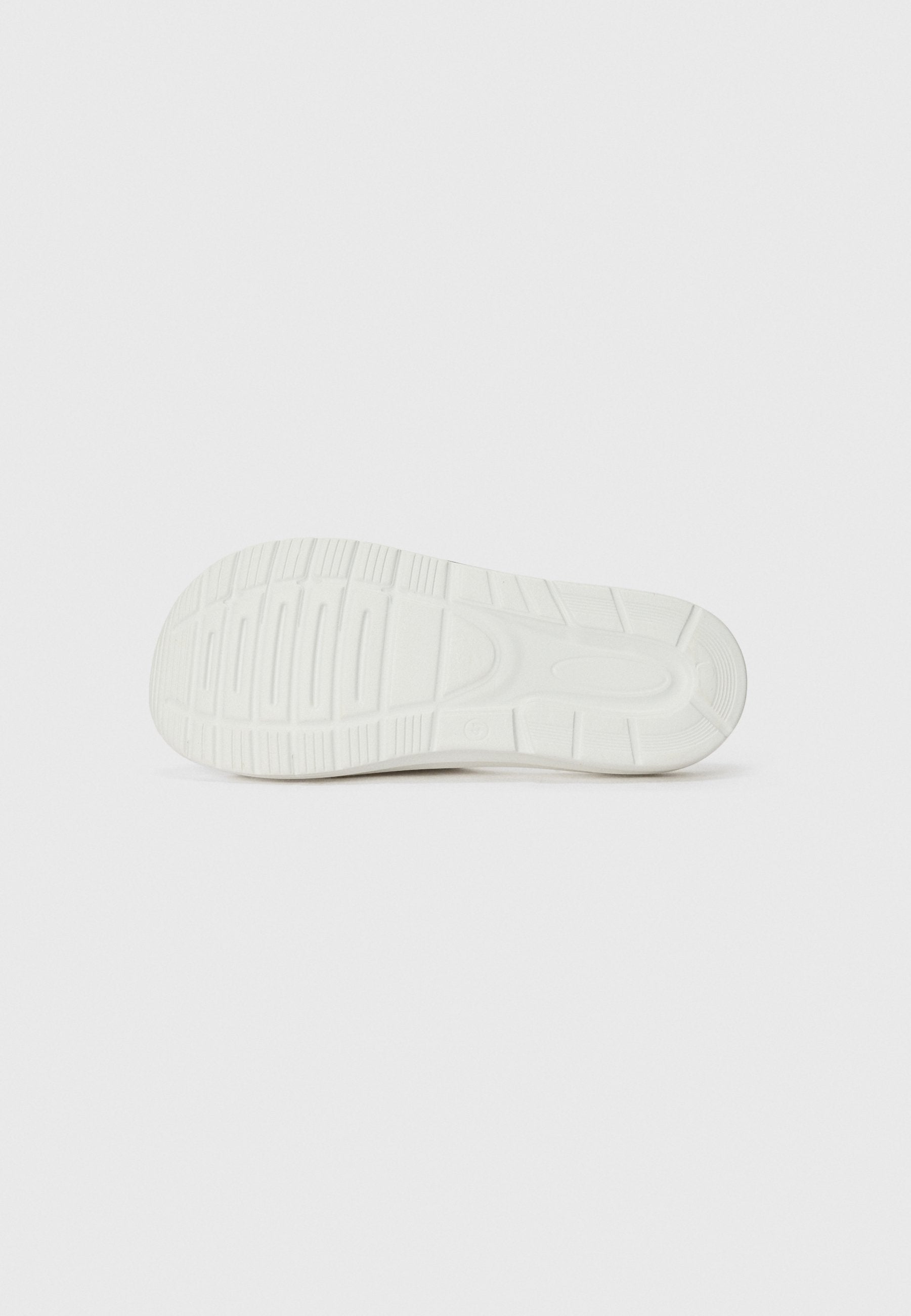 CRUSHER DISTANCE - Slippers - white/black