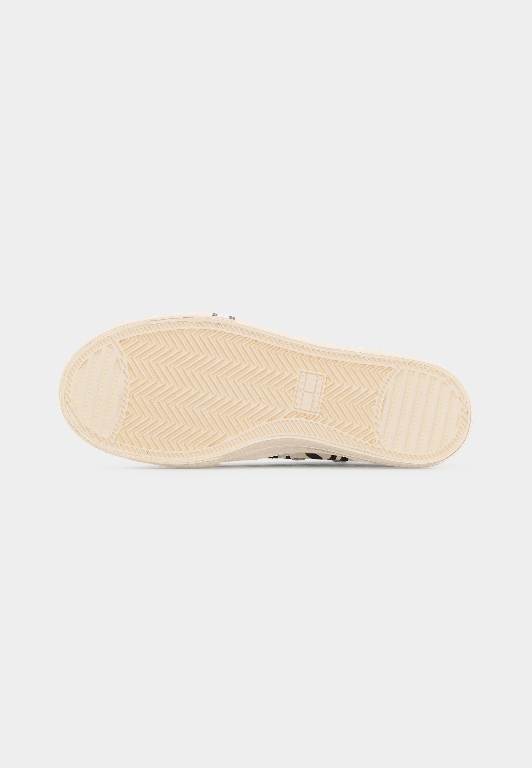 ARCHIVE - Trainers - black