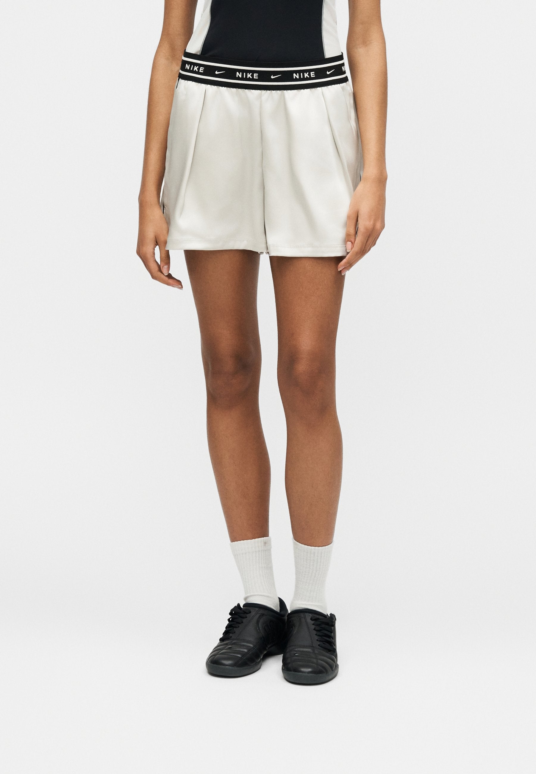 Shorts - light bone/black