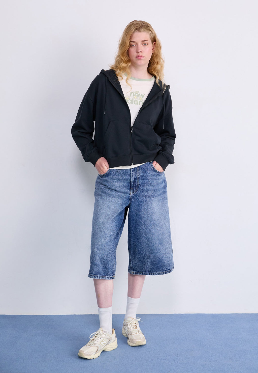 Zip-up sweatshirt - black
