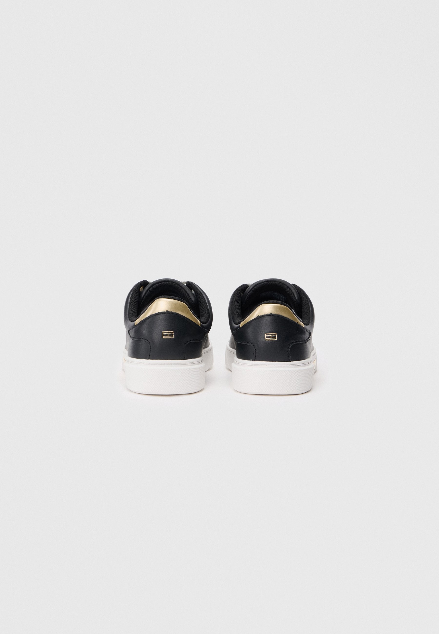 LEATHER LOGO PLAQUE COURT TRAINERS - Trainers - black