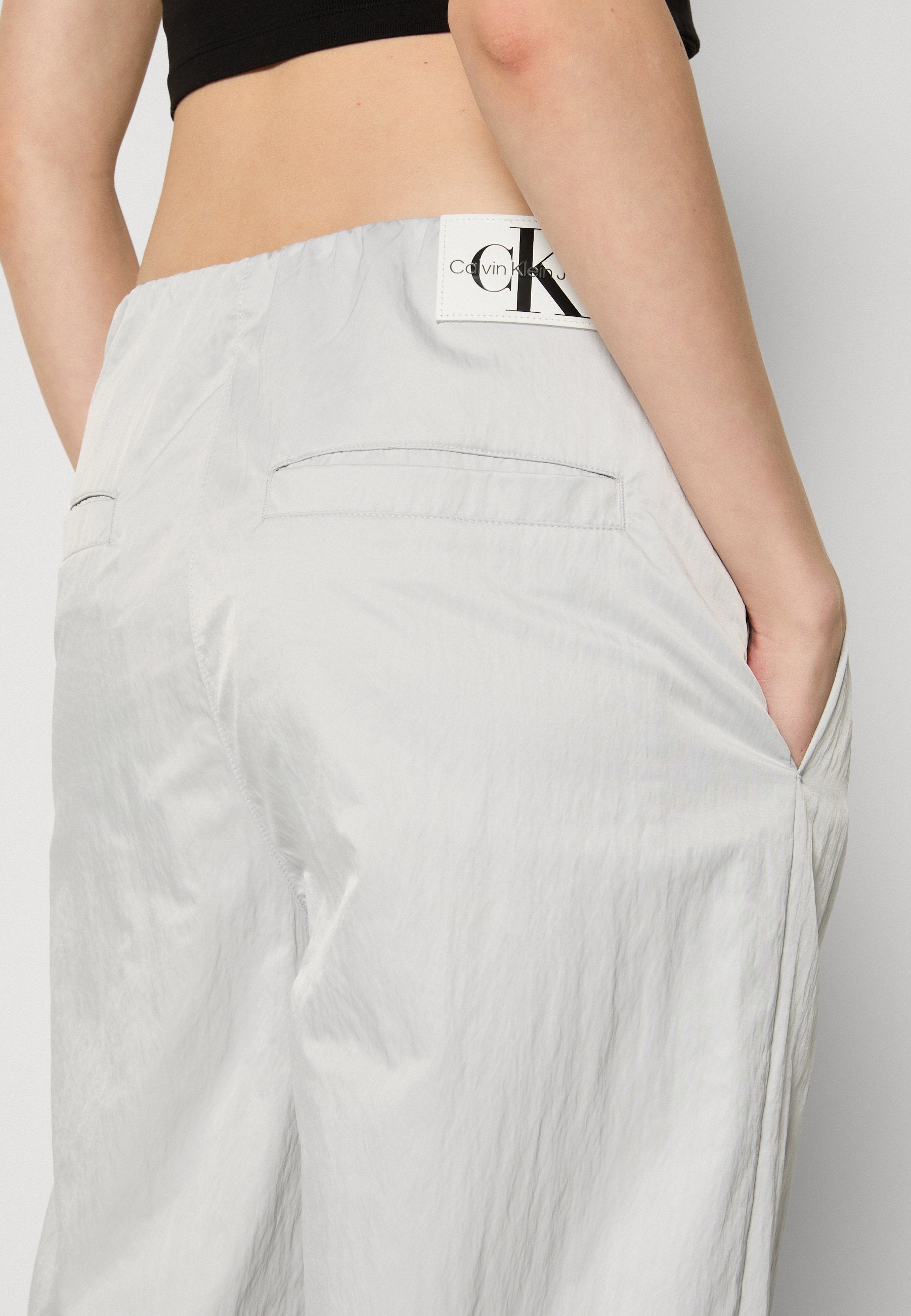 CRINKLE PARACHUTE - Trousers - lunar rock