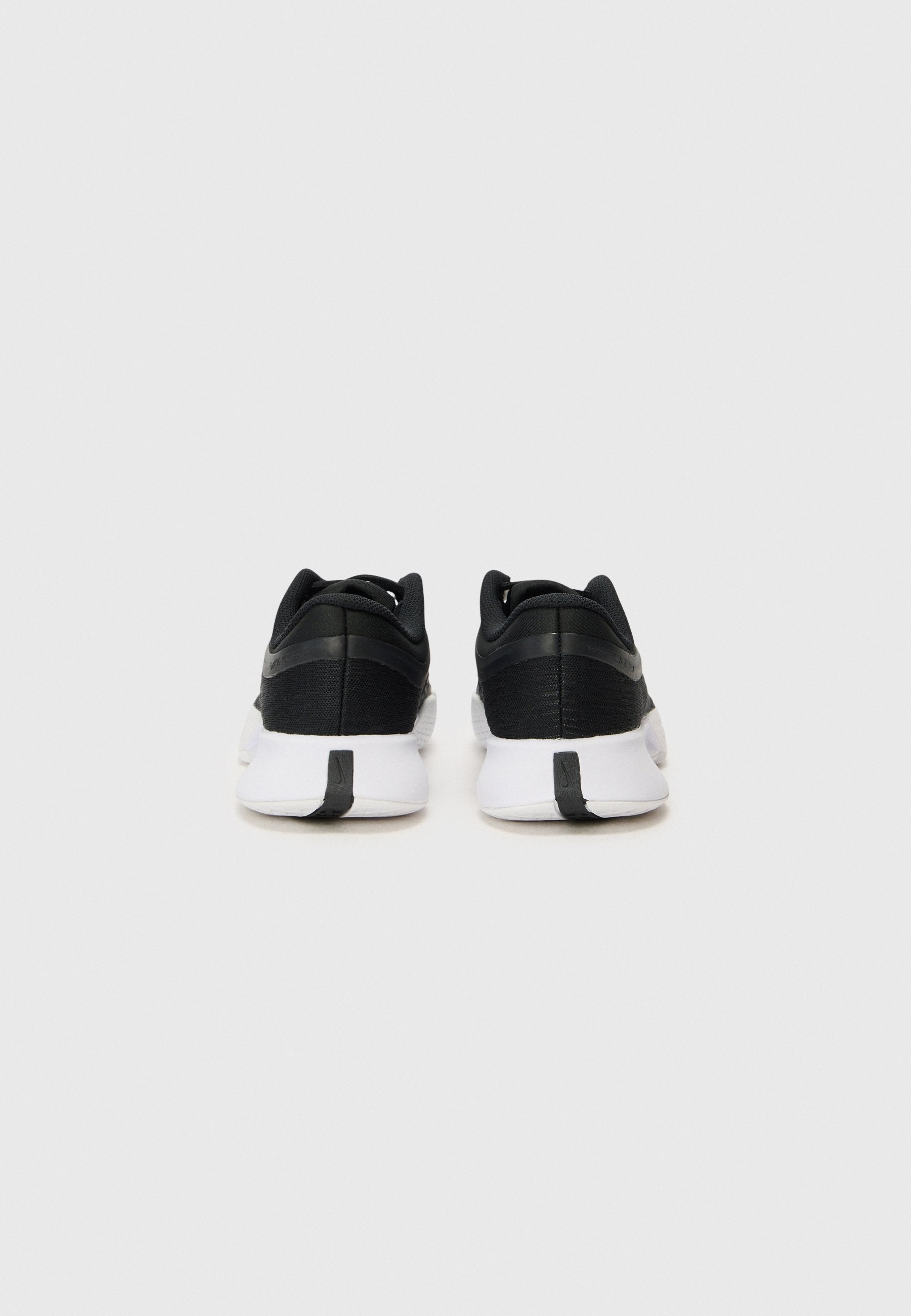 ZOOM VAPOR PRO 3 - Multicourt tennis shoes - black/white