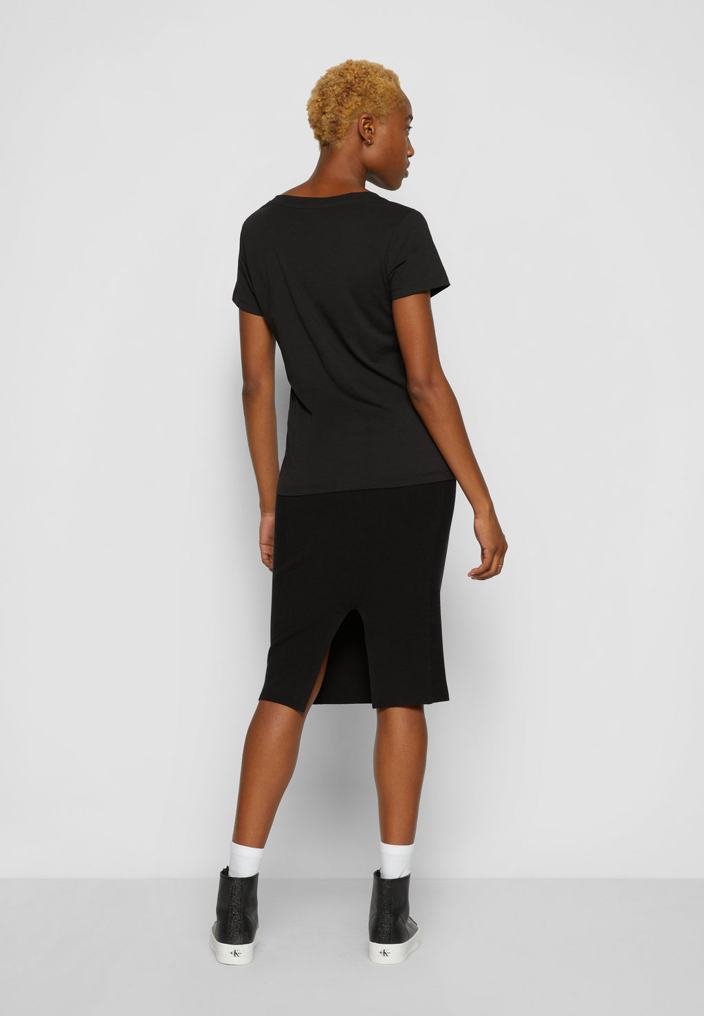 EMBROIDERY V NECK - Basic T-shirt - black
