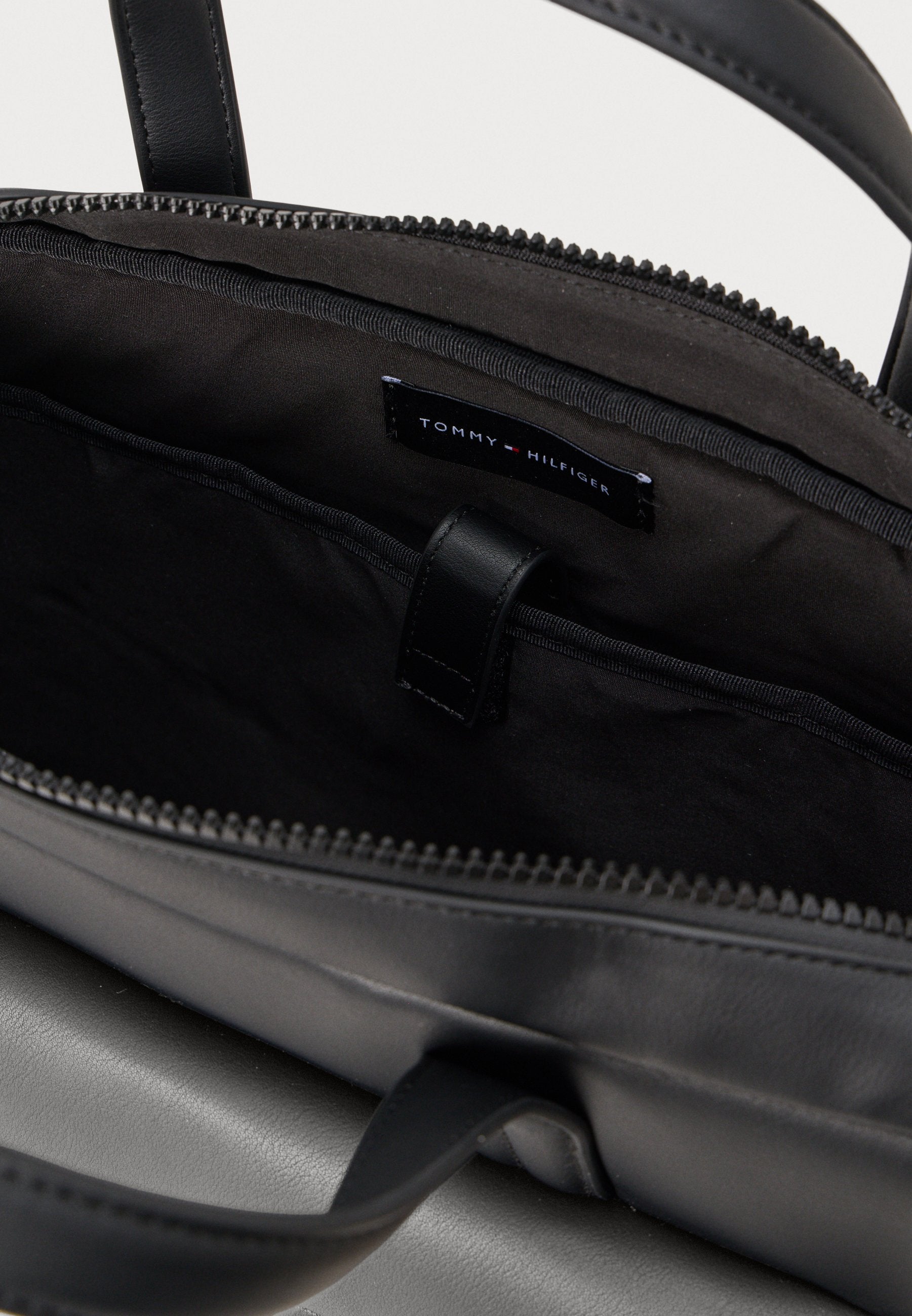 SAC À ORDINATEUR PORTABLE À POCHES CÔTELÉES AVEC DRAPEAU HILFIGER - Sac à ordinateur portable - noir